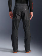 Alpinestars C-1 Air Hose, Rückansicht, Schwarz, urbane Textil-Motorradhose mit großen Tech-Mesh-Einsätzen an der Beinrückseite zur Belüftung, schlichtes Design mit dezentem Branding, getragen mit einem schwarzen Base-Layer und lässigen Fahrerschuhen.