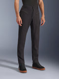 Alpinestars Flex-AST Canvas Hose, urbane Motorradhose für Herren am Modell, Schwarz, aus Stretch-Polycotton-Twill.