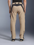 Alpinestars Acteon Hose, Urban-Motorradhose, Sand, Rückansicht mit schwarzen Ripstop-Einsätzen und weißem Branding am Sattel, schmal zulaufende Passform mit Reißverschlüssen an den Beinabschlüssen, moderne Straßenausrüstung