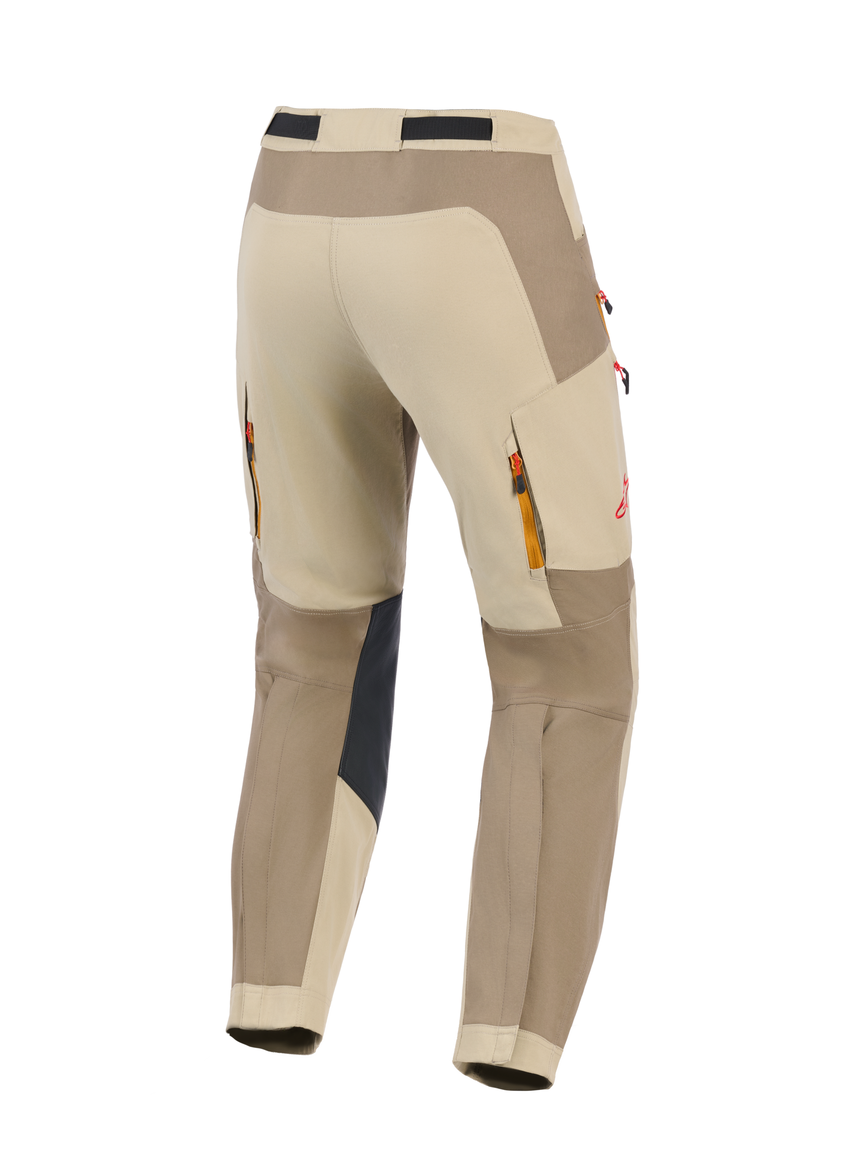 Alpinestars Maxdura Dual Hose, Walnut Aluminum, Rückansicht einer Adventure-Motorradhose in Beige und Braun, mit schwarzen verstärkten Knieinnenseiten, rückseitigen Belüftungsöffnungen mit Reißverschluss, rotem Logo-Detail und strapazierfähiger Stretch-Polyamid-Konstruktion für Dual-Sport-Fahrten