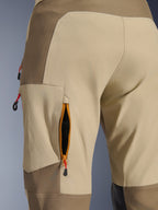 Alpinestars Maxdura Dual Hose in Walnut Aluminum, Nahaufnahme der Belüftungsöffnung am Oberschenkel mit Reißverschluss, orangefarbener Rand und schwarzes Mesh-Gewebe, beiges und braunes strapazierfähiges Stretch-Polyamid-Gewebe mit roten Zuglaschen
