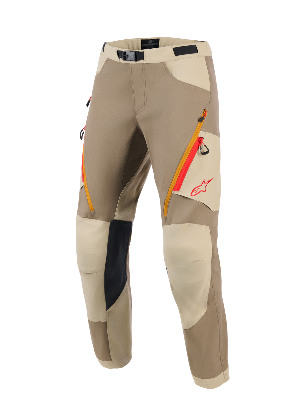 Alpinestars Maxdura Dual Hose, Adventure-Motorradhose, Farbgebung in Walnut und Aluminum Tan, mit orangefarbenen und roten Reißverschlusstaschen an den Oberschenkeln, hellbeigen verstärkten Knieeinsätzen mit schwarzem Innengrip und rotem Alpinestars-Logo, entwickelt für den Dual-Sport-Einsatz