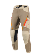 Alpinestars Maxdura Dual Hose, Adventure-Motorradhose, Farbgebung in Walnut und Aluminum Tan, mit orangefarbenen und roten Reißverschlusstaschen an den Oberschenkeln, hellbeigen verstärkten Knieeinsätzen mit schwarzem Innengrip und rotem Alpinestars-Logo, entwickelt für den Dual-Sport-Einsatz