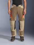 Alpinestars Maxdura Dual Hose, Walnut Aluminum, Adventure-Motorradhose mit rot und orangefarbenen Belüftungsreißverschlüssen an den Oberschenkeln, schwarzen Leder-Innenknie-Einsätzen, getragen mit einer schwarzen Basisschicht und robusten Stiefeln, strapazierfähiges, mehrtoniges Design für Dual-Sport-Fahrten