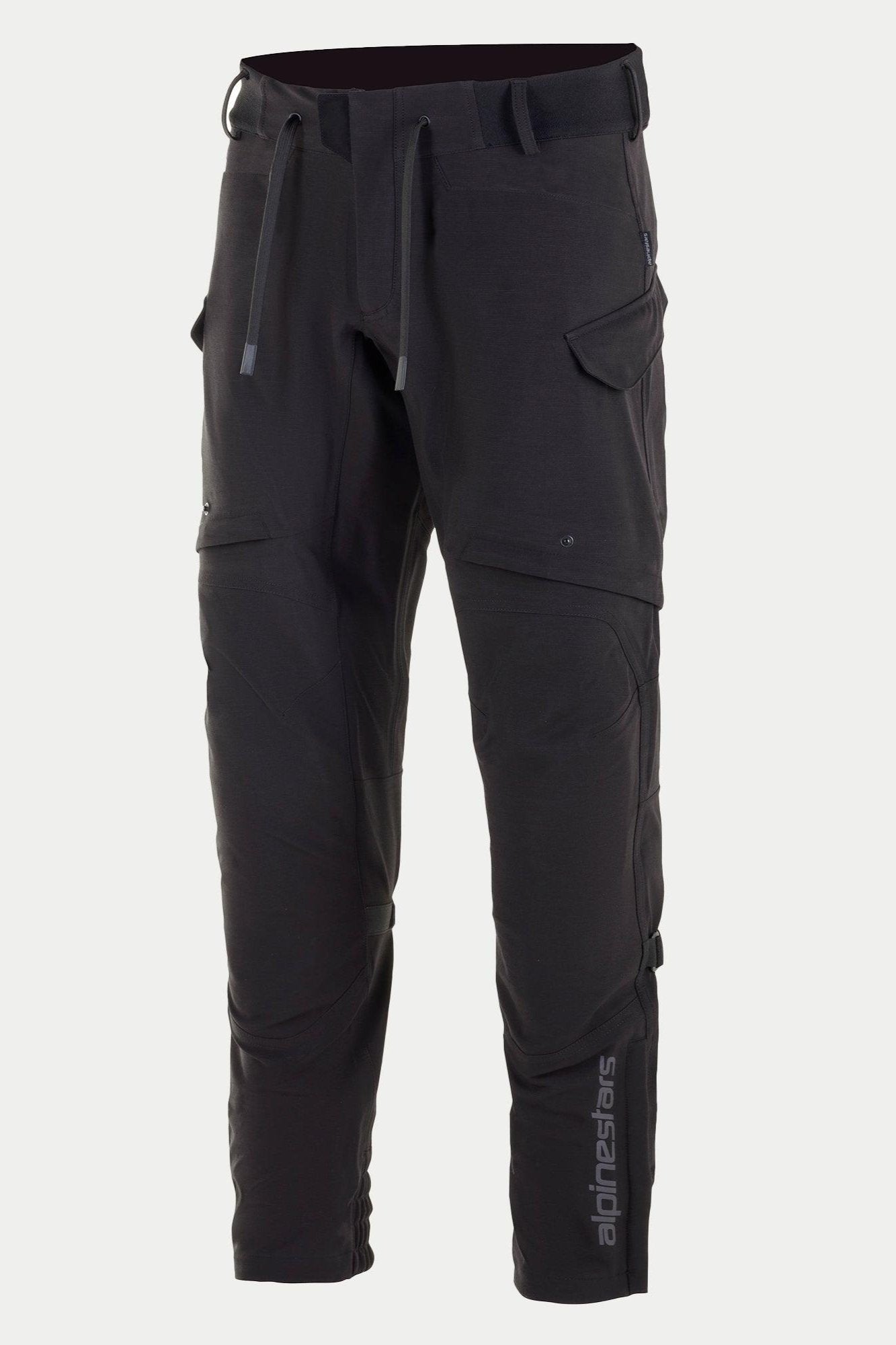 Alpinestars Juggernaut Wasserdichte Hose, Motorradhose, Schwarz, mit Kordelzug und elastischem Bund, Cargo-Taschen mit Reißverschluss an den Oberschenkeln, vertikalem Alpinestars-Logo am Unterschenkel, lässig geschnittene Softshell-Textilkonstruktion