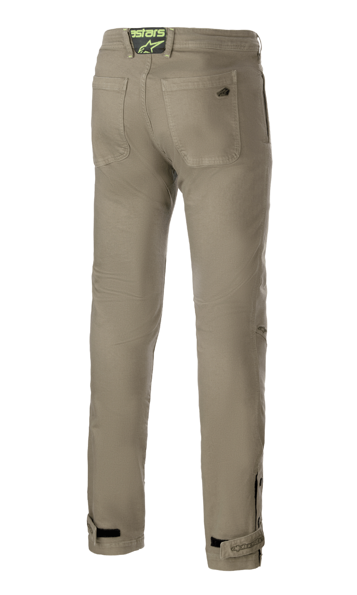 Alpinestars Stratos Regular Fit Tech Motorradhose, Military Green, Rückansicht mit zwei Gesäßtaschen und einem neongrünen Logo-Patch am Bund, konisch zulaufende Beine mit verstellbaren Knöchelriemen, lässige Motorradhose im Street-Style