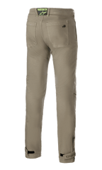 Alpinestars Stratos Regular Fit Tech Motorradhose, Military Green, Rückansicht mit zwei Gesäßtaschen und einem neongrünen Logo-Patch am Bund, konisch zulaufende Beine mit verstellbaren Knöchelriemen, lässige Motorradhose im Street-Style