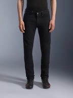 Alpinestars Copper V3 Denim-Hose, Black Rinse Motorrad-Jeans, bequeme Straight-Leg-Passform mit Vordertaschen und Gürtelschlaufen, am Modell mit schwarz-roten Sneakers gezeigt, hochwertiger Riding-Denim für den städtischen Nahverkehr