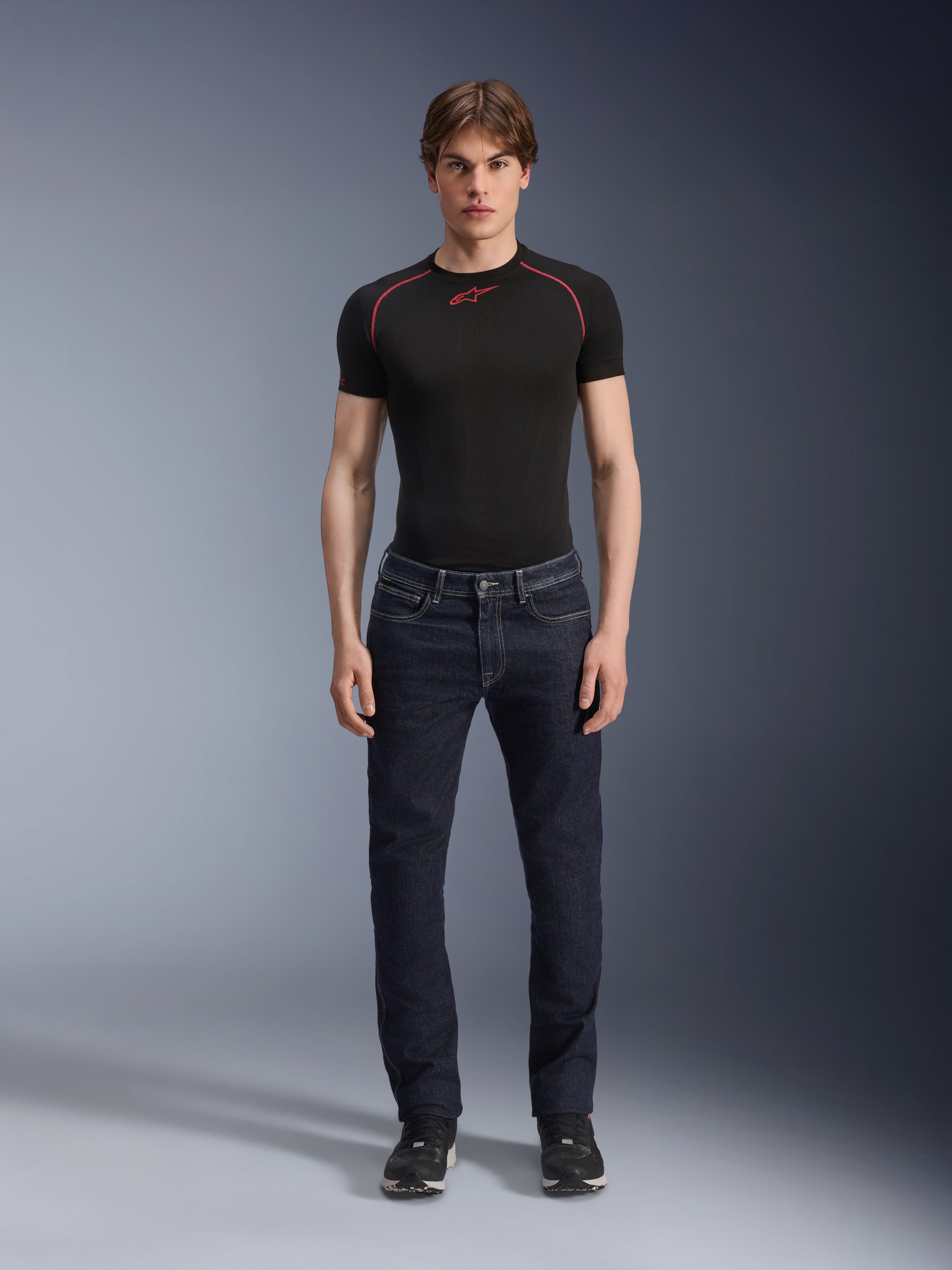 Alpinestars Copper V3 Denim-Hose, Rinse Blue, getragen von einem Modell mit schwarzem Base Layer und Sneakern, Motorradjeans mit geradem Bein, urbane Motorradbekleidung mit regulärer Komfort-Passform und klassischem Fünf-Taschen-Design