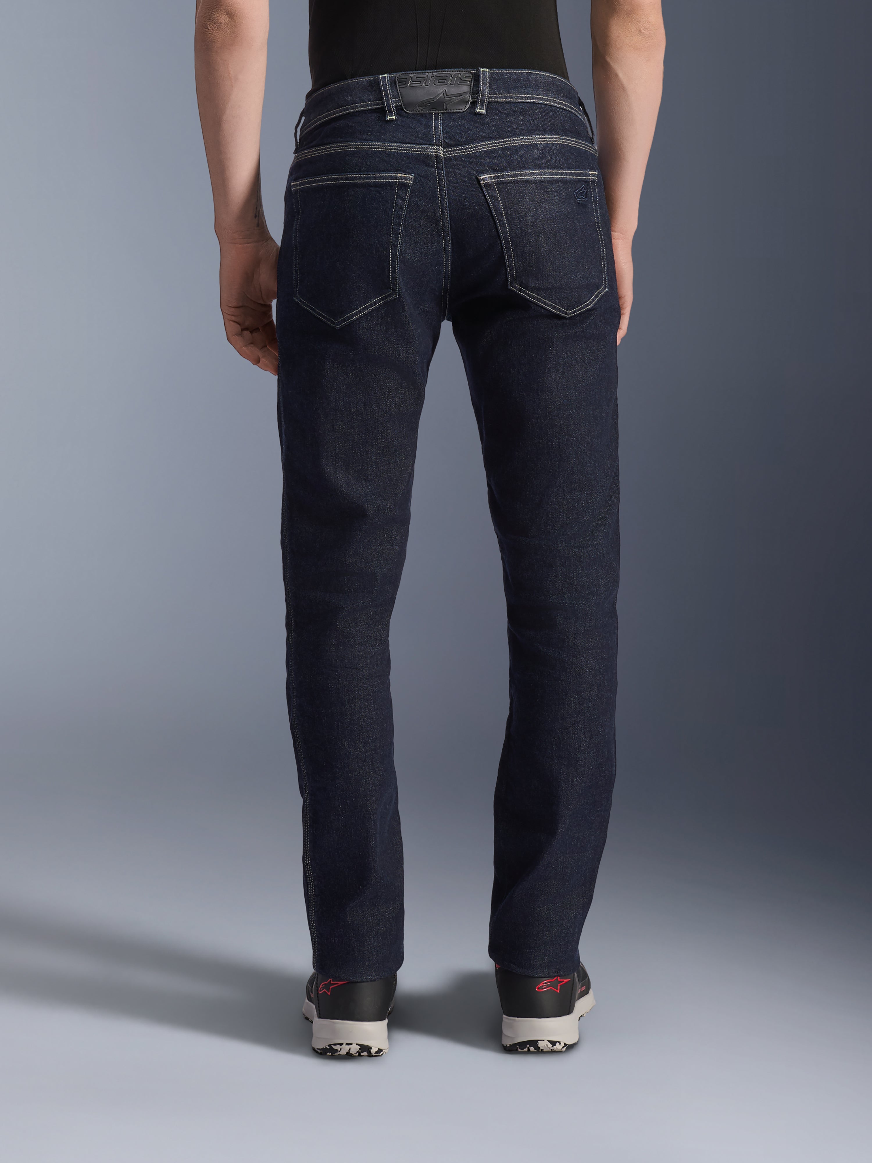 Alpinestars Copper V3 Denim Hose, Motorradjeans in Rinse Blue, Rückansicht mit regulärer Straight-Leg-Passform, zwei Gesäßtaschen mit weißen Kontrastnähten, dunkler Indigo-Stretch-Denim mit Logo-Aufnäher am Bund.