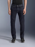 Alpinestars Copper V3 Denim Pants, urbane Herren-Motorradjeans in Rinse-Blau, Stretch-Baumwoll-Denim-Konstruktion mit Regular-Passform und geradem Beinschnitt, Frontansicht am Model.