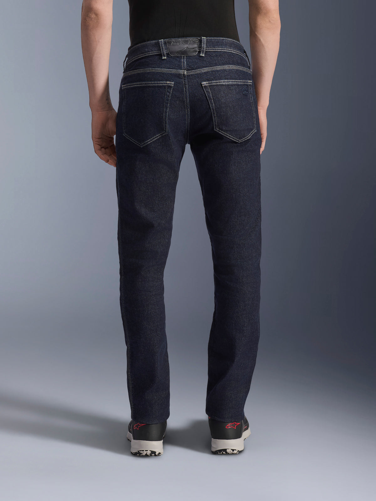 Alpinestars Copper V3 Denim Pants, urbane Herren-Motorradjeans in Rinse-Blau, Rückansicht am Model mit Regular-Straight-Leg-Passform, Gesäßtaschen und Kontrastnähten.