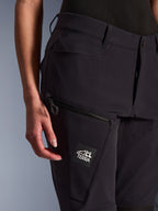 Alpinestars Stella Flex-AST Explorer Hose für Damen, Schwarz, Nahaufnahme mit Reißverschluss-Oberschenkeltasche und ALL TERRA Marken-Patch, leichtes Stretch-Textil für Adventure-Motorradfahrten