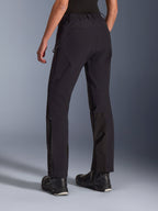 Alpinestars Stella Flex-AST Explorer Hose, Damen-Motorradhose, Schwarz, Rückansicht am Modell, mit Reißverschlüssen an den Beinabschlüssen und Cargo-Taschen, leichtes Stretch-Gewebe mit Ripstop-Verstärkungen, kombiniert mit schwarzen Motorradstiefeln