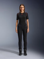 Alpinestars Banshee Damen-Leggings, schwarze Motorrad-Leggings, figurbetonte anatomische Passform, getragen von einem weiblichen Model mit schwarzem Baselayer und Motorradstiefeln, mit gerippten Knieeinsätzen und hoch geschnittenem Bund für urbane Fahrten.