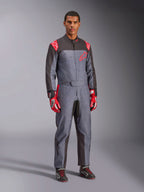 Alpinestars KMX-9 V3 Graphic 6 Karting-Anzug, Grau und Anthrazit mit roten Akzenten, mit einer einzigartigen Splash-Grafik auf der Brust und den Beinen, kombiniert mit roten Rennhandschuhen und schwarzen Karting-Schuhen, Ganzkörper-Studioaufnahme