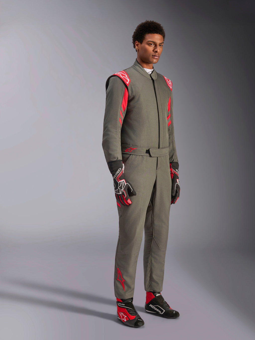 Alpinestars GP Race V3 Anzug FIA, Rennanzug in Anthrazit-Rot, kombiniert mit passenden Rennhandschuhen und Rennschuhen, rote Schulter-Epauletten und Branding, zweilagiges technisches Design für den Motorsport.