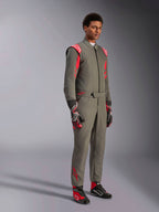 Alpinestars GP Race V3 Anzug FIA, Rennanzug in Anthrazit-Rot, kombiniert mit passenden Rennhandschuhen und Rennschuhen, rote Schulter-Epauletten und Branding, zweilagiges technisches Design für den Motorsport.