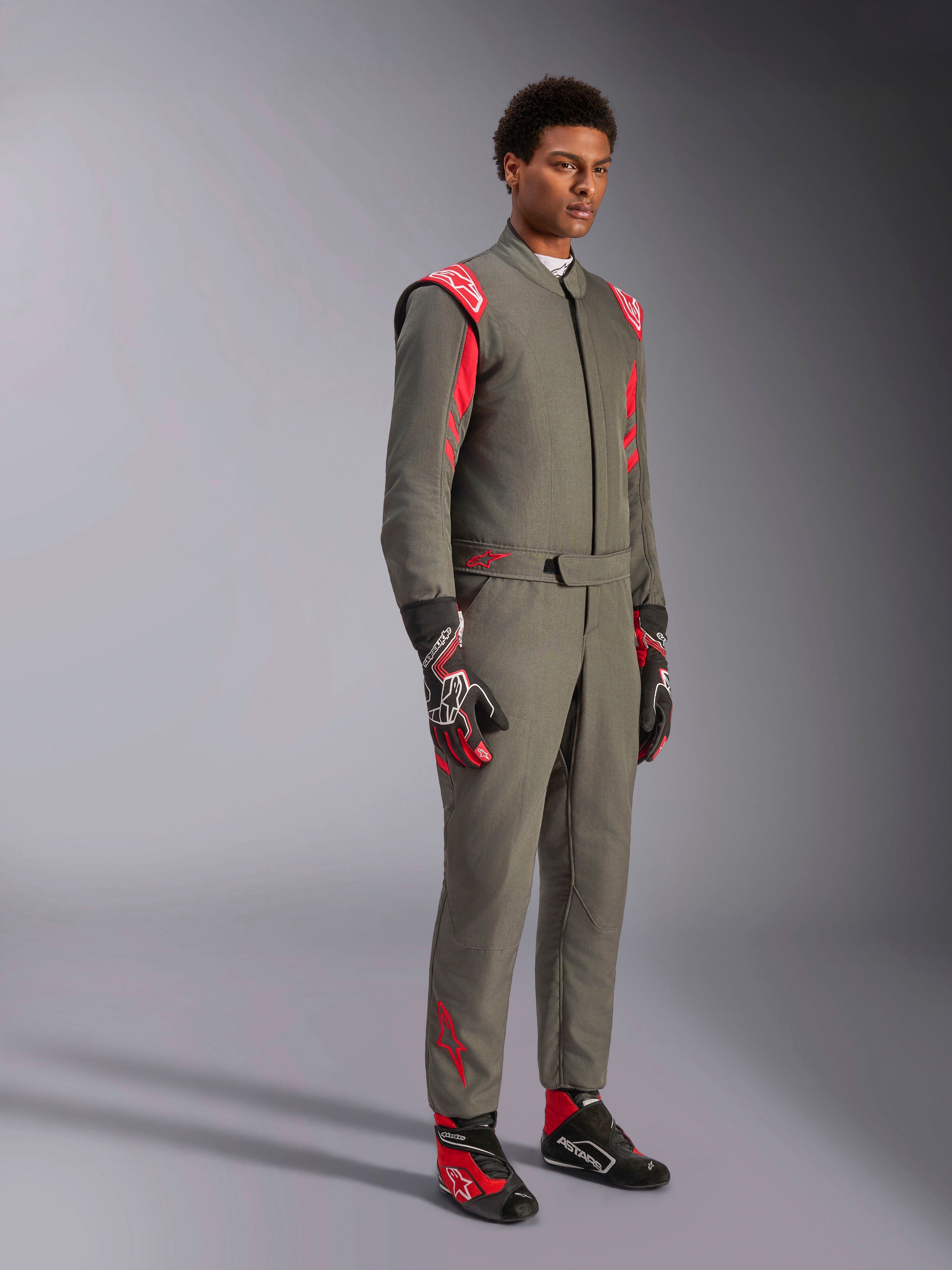 Alpinestars GP Race V3 Anzug FIA, Rennanzug in Anthrazit-Rot, kombiniert mit passenden Rennhandschuhen und Rennschuhen, rote Schulter-Epauletten und Branding, zweilagiges technisches Design für den Motorsport.