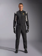 Alpinestars Limited Edition Lamborghini GP Tech V4 Anzug FIA, professioneller Autorennanzug, Schwarz mit silbernen und goldenen Akzenten, mit Automobili Lamborghini Squadra Corse Logo auf der Brust, getragen mit passenden Rennhandschuhen und Stiefeln, schlankes sportliches Design für Rundstreckenrennen