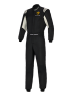 Alpinestars Limited Edition Lamborghini GP Tech V4 Anzug, professioneller Autorennanzug, Schwarz mit silbernen und weißen Akzenten, Lamborghini Squadra Corse Logo auf der Brust, 'Technical Support' Branding auf dem Gürtel, Alpinestars Logos auf dem Kragen und den Schultern