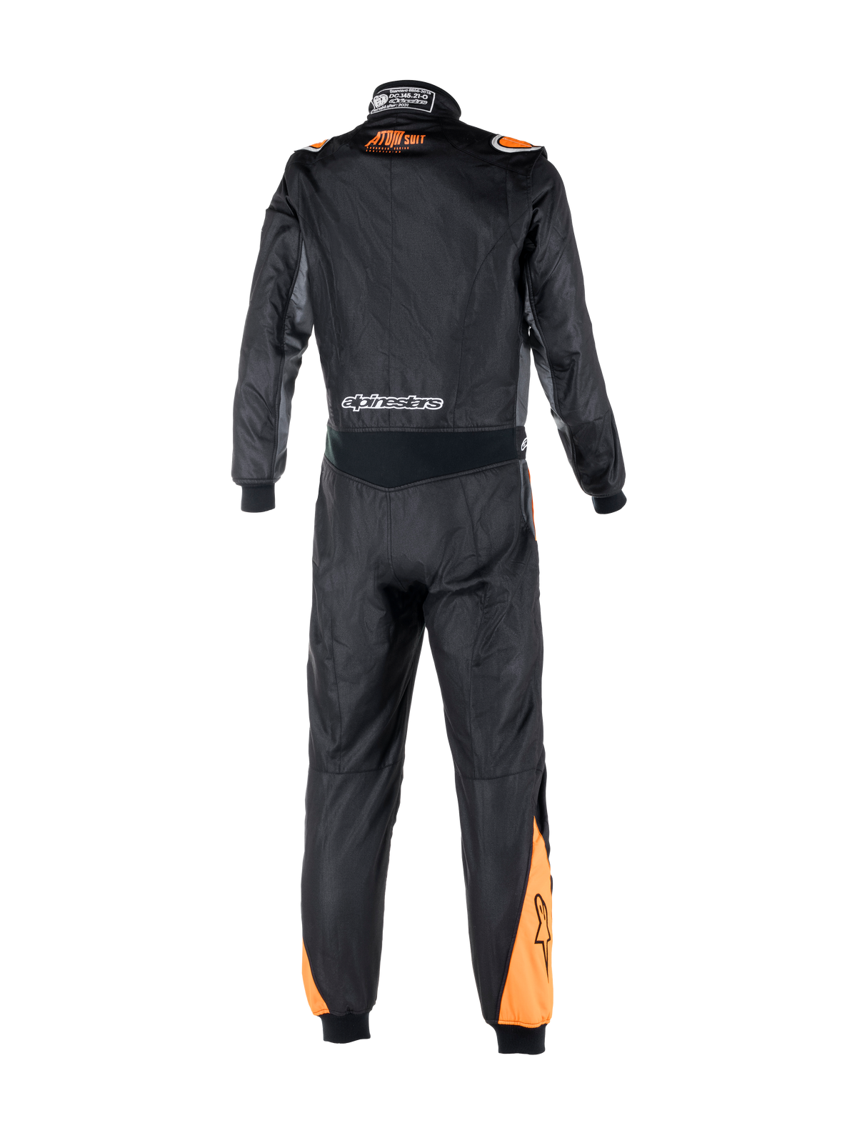 Alpinestars Atom Graphic Anzug, FIA-zertifizierter einteiliger Autorennanzug, Schwarz und Fluo-Orange, Rückansicht mit Stretch-Tailleneinsatz, Markenlogos und feuerfester Aramidkonstruktion.