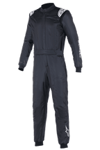 Alpinestars Atom FIA Anzug, schwarzer Autorennanzug, einteiliges Design mit weißen Alpinestars-Logos auf den Schultern und dem linken Bein, hoher Kragen mit gerippten Bündchen und Taillengürtel, professionelle Motorsport- und Rennbekleidung