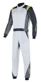 Alpinestars Atom FIA Suit, Automobil-Rennanzug, Silber und Anthrazit mit neongelben Akzenten, einteiliges Design mit hohem Kragen und elastischen Bündchen, professionelle Schutzausrüstung für den Automobilrennsport