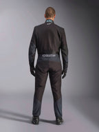 Alpinestars KMX-5 V3 Anzug, Kart-Anzug, Schwarz und Dark Shadow, Rückansicht eines Fahrers im kompletten Rennanzug mit passenden Handschuhen und Schuhen, mit Alpinestars-Branding am Hosenbund und ergonomischen Paneelen.