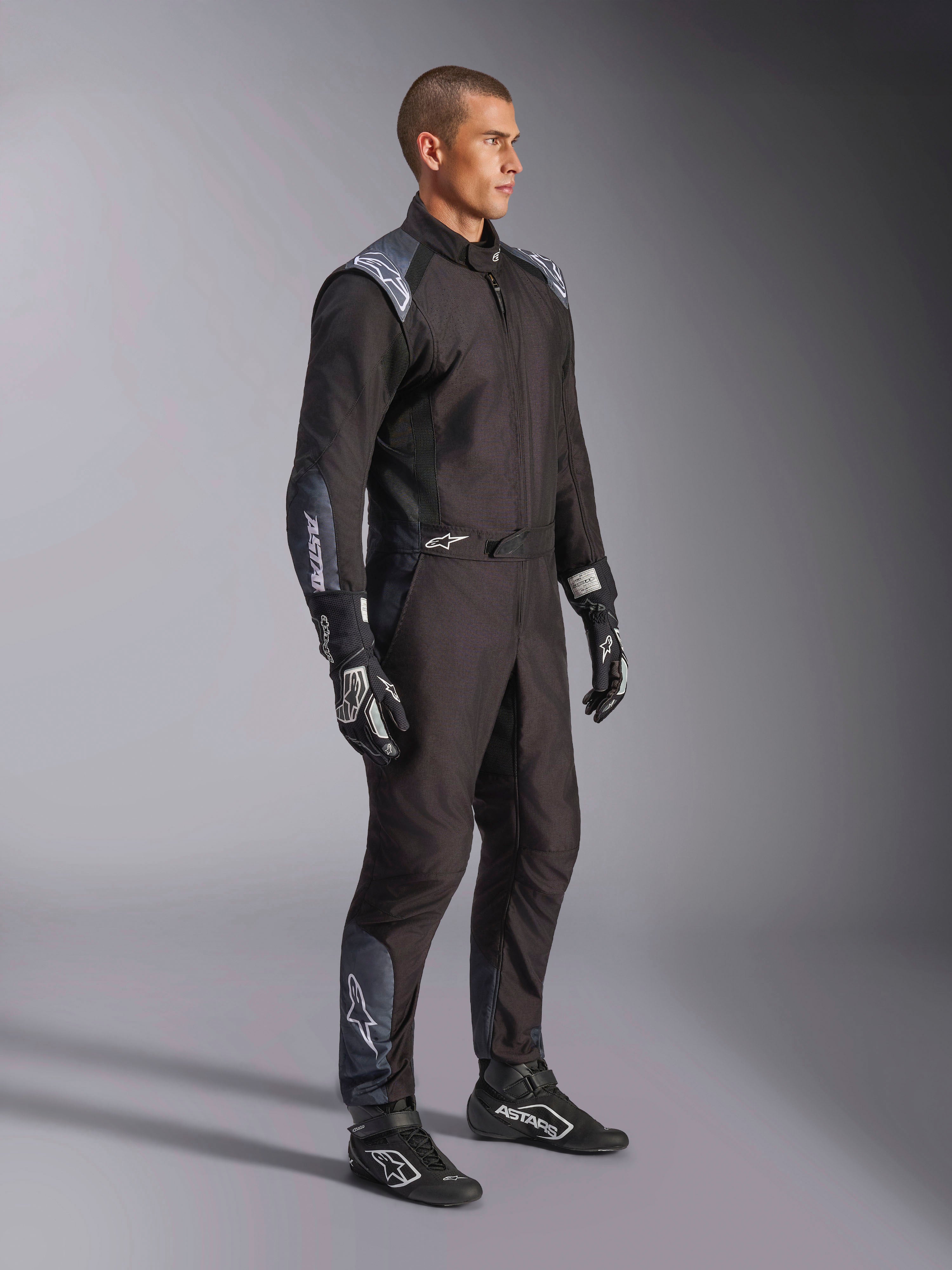 Alpinestars KMX-5 V3 Anzug, Kart-Anzug in Black Dark Shadow, getragen mit passenden schwarzen Rennhandschuhen und Schuhen, mit lasergeschnittenen Perforationen und Tech-Mesh-Einsätzen, elegantes zweilagiges Design mit weißem Branding für den professionellen Motorsport