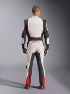 Alpinestars GP Tech V4 Anzug, Auto-Rennanzug, Weiß, Schwarz und Rot, Rückansicht eines Fahrers im einteiligen Anzug, mit schwarzen Stretcheinsätzen an den Seiten und Schultern, roten Akzenten an den Unterschenkeln, Alpinestars-Branding am unteren Rücken und am Kragen, professionelle FIA-zertifizierte Motorsportausrüstung