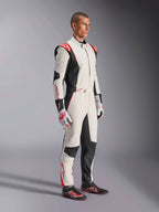 Männlicher Rennfahrer im Alpinestars GP Tech V4 Anzug, Weiß, Schwarz und Rot, einteiliger Auto-Rennanzug, passende Handschuhe und Rennschuhe, professionelle Motorsportausrüstung mit Alpinestars-Branding und ergonomischem Design