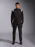 Alpinestars KMX-9 V3 Karting-Anzug in Schwarz Rot Weiß, Ganzkörper-Frontansicht eines Modells im einteiligen Anzug mit passenden Rennhandschuhen und Schuhen, mit weißen Alpinestars-Logos auf den Schultern und roten Akzenten.