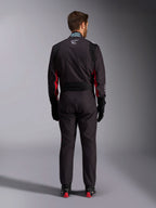 Alpinestars KMX-9 V3 Graphic 3 Anzug, Kart-Anzug, Schwarz und Rot, Rückansicht mit Lenden-Stretcheinsatz und FIA-Zertifizierungsetikett am Kragen, kombiniert mit schwarzen Rennhandschuhen und rot akzentuierten Stiefeln