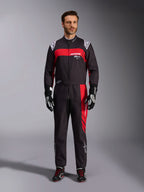 Alpinestars KMX-9 V3 Graphic 3 Anzug, Karting-Anzug, Schwarz und Rot, Ganzkörper-Frontansicht an einem Modell, mit markanten roten Grafik-Einsätzen und weißem Branding, kombiniert mit schwarzen Rennhandschuhen und Schuhen, professionelle Motorsport-Bekleidung.