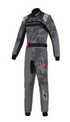 Alpinestars KMX-9 V3 Graphic 5 Anzug, Karting-Anzug, dunkelgraue und schwarze Camouflage-Grafik, mit weißen Alpinestars-Logos an den Schultern und Beinen, schwarze Stretcheinsätze, rote Akzente am Gürtel, professionelles einteiliges Design für den Motorsport-Rennsport