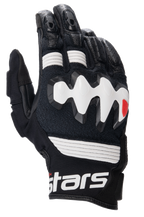 Alpinestars Halo Lederhandschuhe, Adventure-Motorradhandschuhe, Schwarz und Weiß, mit großem weißem überinjiziertem Knöchelschutz, perforierten Lederbahnen für Luftzirkulation und einer kurzen Stulpe mit auffälligem weißem Branding.