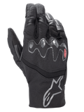 Alpinestars Hyde XT Drystar® XF Handschuhe, schwarze Motorradhandschuhe, wellenförmiger viskoelastischer Knöchelprotektor mit rotem Akzent, mittellange Stulpe mit silbernem Stern-Logo, wasserdichte Textil- und Kunstwildlederkonstruktion, Adventure-Touring-Ausrüstung