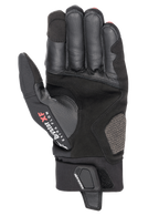 Alpinestars Hyde XT Drystar® XF Handschuhe, Motorradhandschuhe, Schwarz und Hellrot, Handflächenansicht mit verstärkter Konstruktion aus synthetischem Wildleder, Drystar XF Extra Flow-Branding am Daumen und verstellbare Verschlusslasche am Handgelenk.