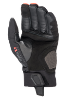 Alpinestars Hyde XT Drystar® XF Handschuhe, Motorradhandschuhe, Schwarz und Feuerrot, Handflächenansicht mit verstärkter synthetischer Wildlederkonstruktion, Drystar XF-Branding im Daumenbereich und verstellbarem Handgelenkriemen