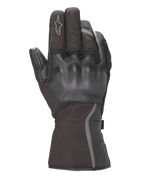 Alpinestars Damen Stella Tourer W-7 Drystar® Handschuhe, Schwarz, Ansicht des Handrückens mit lederüberzogenem Hartschalen-Knöchelschutz, lange Tourenstulpe mit reflektierender Paspelierung, Alpinestars-Logo auf dem Zeigefinger, wasserdichte Textil- und Lederkonstruktion