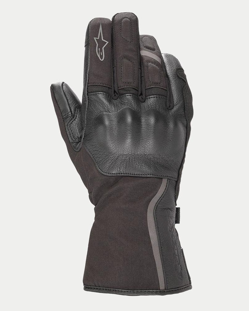 Alpinestars Stella Tourer W-7 Drystar® Damen-Handschuhe, Schwarz, Winter-Motorradhandschuhe im Stulpen-Stil aus Leder und Softshell, mit lederüberzogenem Hartschalen-Knöchelschutz, reflektierenden silbernen Akzenten und Alpinestars-Logo auf dem Finger.