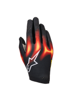 Alpinestars Sim Gloves Graphic 3, Sim-Racing-Handschuhe, Schwarz mit leuchtend roten und warmgelben Flammengrafiken, weißes Stern-Logo, perforierte Finger für Belüftung, leichte und flexible Konstruktion für virtuellen Rennsport