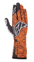 Alpinestars Tech-1 K Race V2 Vertical Handschuhe, Kart-Rennhandschuhe, Neon-Orange und Schwarz, aufwendiges labyrinthartiges geometrisches Muster, weißes Alpinestars-Logo auf dem Handrücken und Zeigefinger, ASTARS-Branding am Handgelenk, leichtes atmungsaktives Mesh-Design