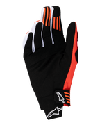 Alpinestars 2025 Techstar Handschuhe, Motocross-Handschuhe, Schwarz und Hot Orange, Handflächenansicht mit synthetischem Wildleder, orangefarbenem Silikon-Grip an Zeige- und Mittelfinger sowie geformtem Verschluss mit weißem Alpinestars-Logo.