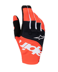 Alpinestars 2025 Techstar Handschuhe, Motocross-Handschuhe, Schwarz und Hot Orange, mit weißem Alpinestars-Schriftzug auf dem Handrücken, weißem Stern-Logo auf dem schwarzen Knöchelbereich, Performance-Textilausrüstung für Offroad-Rennsport