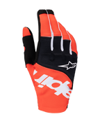 Alpinestars 2025 Techstar Handschuhe, Motocross-Handschuhe, Schwarz und Hot Orange, mit weißem Alpinestars-Schriftzug auf dem Handrücken, weißem Stern-Logo auf dem schwarzen Knöchelbereich, Performance-Textilausrüstung für Offroad-Rennsport