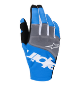Alpinestars 2025 Techstar Handschuhe, Motocross-Rennhandschuhe, Blau und Grau mit weißen und schwarzen Akzenten, weißes Stern-Logo auf dem Knöchelbereich, markantes weißes Branding auf dem Handrücken, gerippte Textilkonstruktion für den Offroad-Rennsport