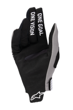 Alpinestars 2025 Radar Pro Handschuhe, Motocross-Handschuhe, Schwarz mit grauen Akzenten, Handflächenansicht mit „ONE GOAL ONE VISION“-Aufdruck auf den Fingern, synthetisches Wildledermaterial, minimalistisches Design für Offroad-Performance