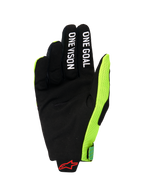 Alpinestars 2026 Radar Pro Handschuhe, Handflächenansicht eines Motocross-Handschuhs, schwarzes synthetisches Wildleder mit weißem „ONE GOAL“ und „ONE VISION“ Schriftzug auf den Fingern, leuchtend neongelbes Mesh-Seitenpanel, rotes Alpinestars-Logo am Handgelenk, minimalistische Performance-Ausrüstung für den Offroad-Einsatz